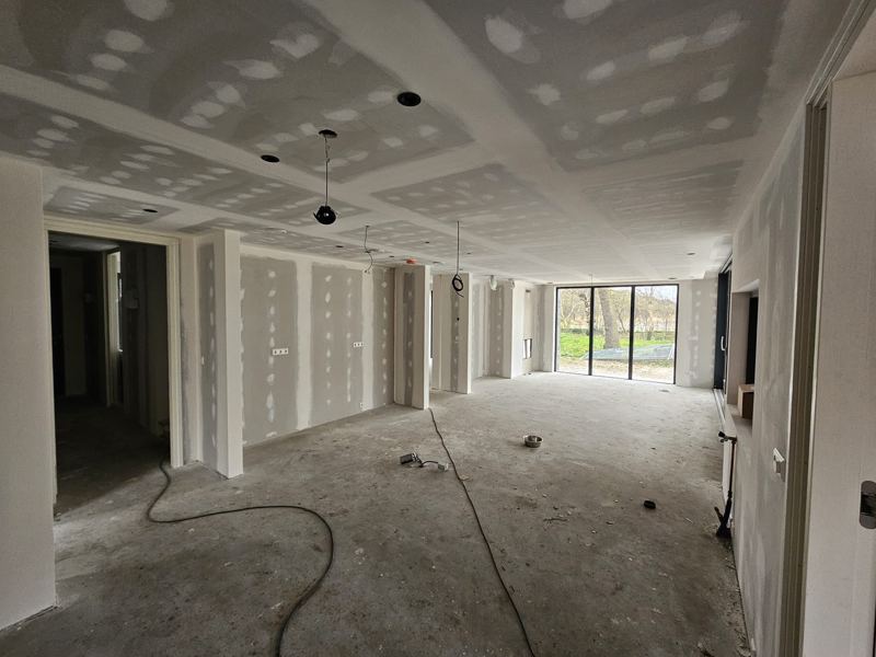 Nieuwbouwwoning — Wanden & plafonds — naden afgewerkt, klaar voor de schilder